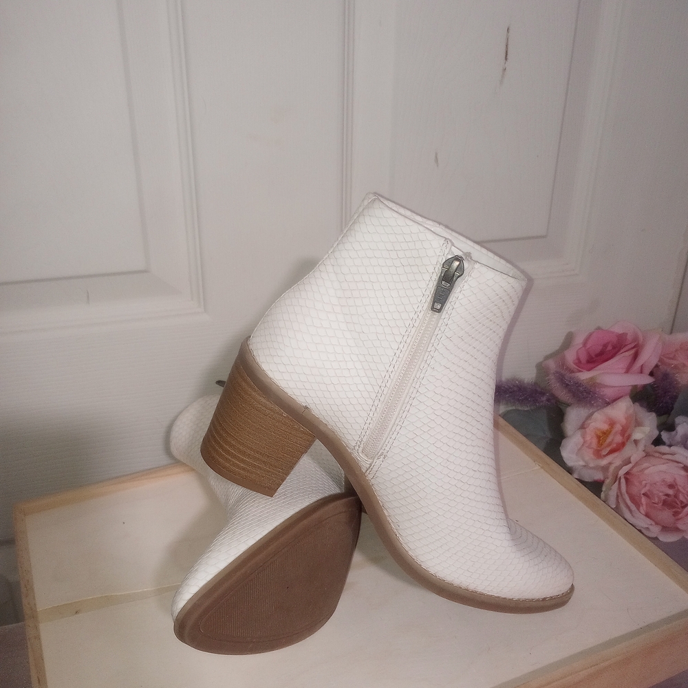 Universal Thread White Textured Ankle Boots